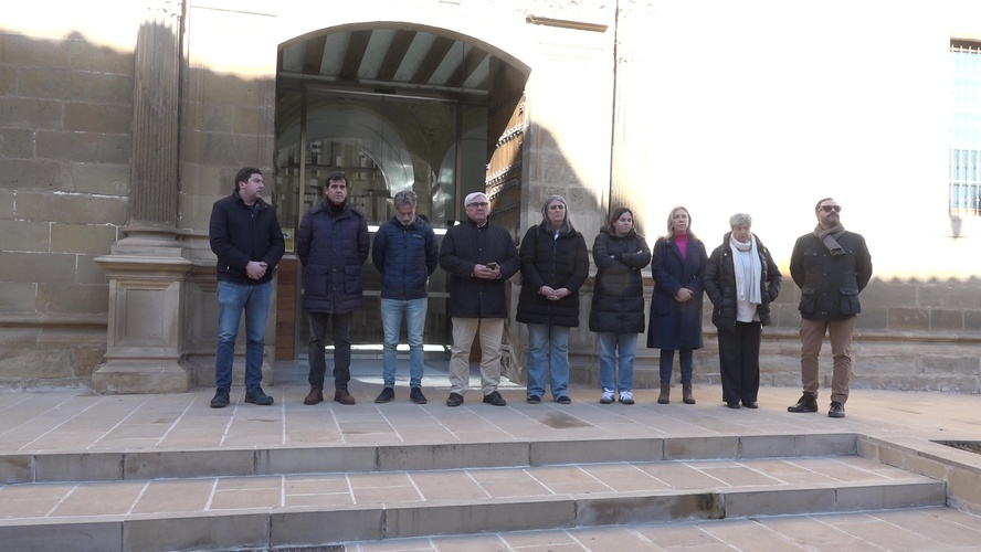 El Ayuntamiento de Baeza rinde homenaje a las víctimas del siniestro ferroviario en Adamuz
