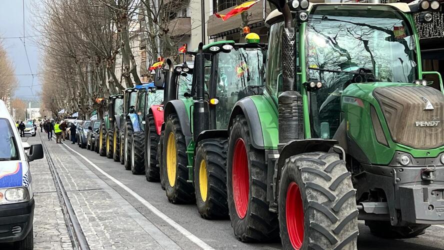 Tractores y todoterrenos de Jaén protagonizan las protestas del campo ante la Subdelegación del Gobierno