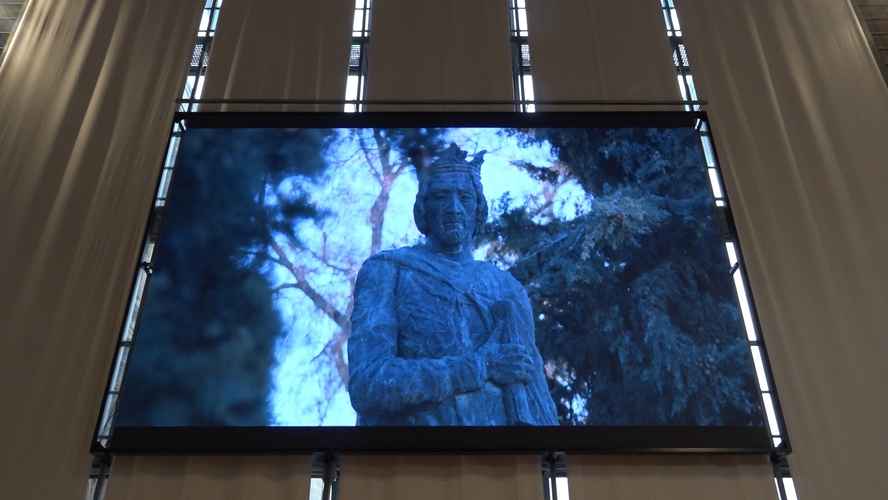 Baeza avanza en su digitalización turística con una nueva pantalla de gran formato en el Auditorio de San Francisco