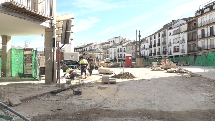 El PSOE de Baeza denuncia el «caos» y la «falta de gestión» en las obras del Paseo de la Constitución