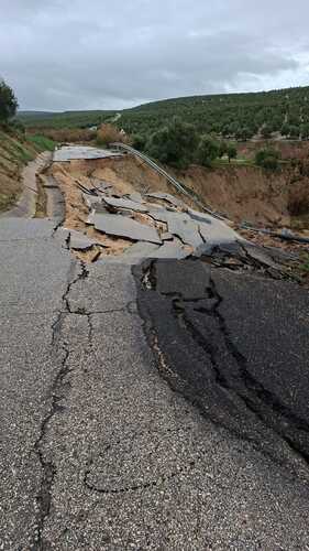El colapso de una carretera por el paso del temporal obliga a cortar la carretera entre Lupión y Linares-Baeza