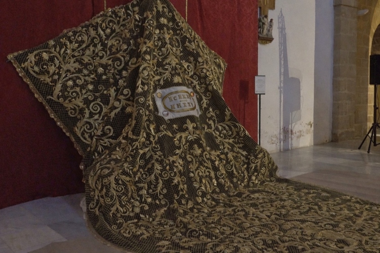 Presentado el nuevo manto de salida de María Santísima del Amor de Úbeda