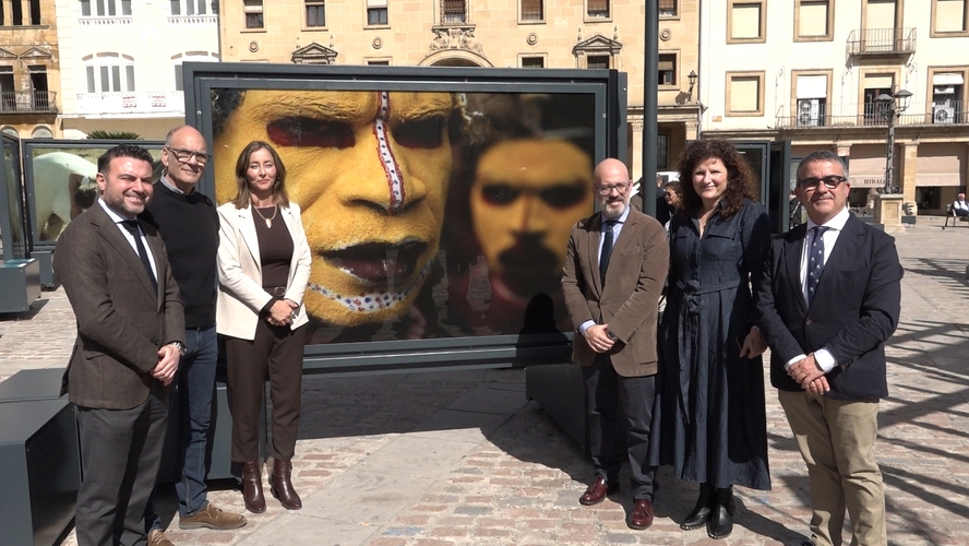 Úbeda inaugura la exposición «colores del mundo», una gran propuesta cultural al aire libre en la plaza de Andalucía