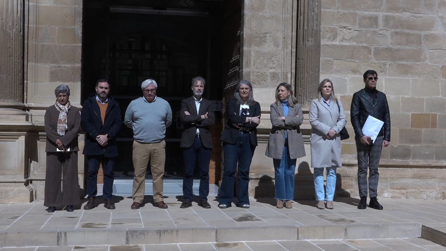 Baeza guarda un minuto de silencio en memoria de las victimas del terrorismo
