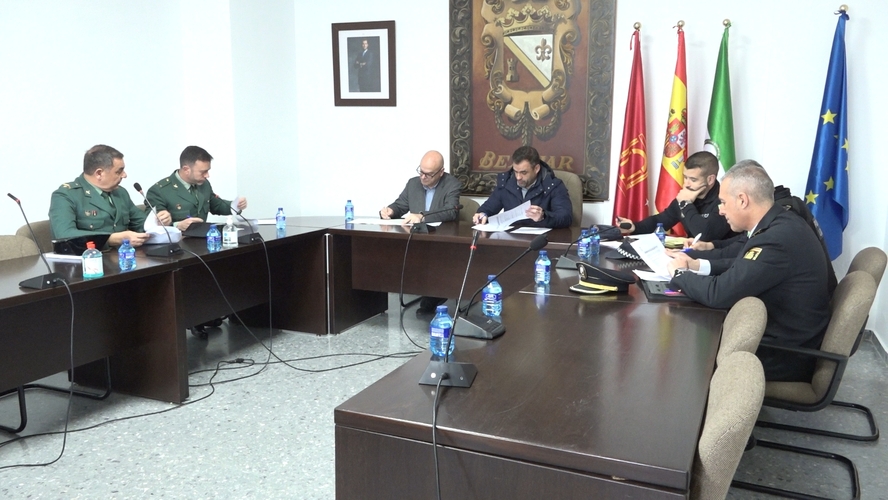 Begíjar refuerza su seguridad ante las próximas fiestas y analiza las ayudas estatales para el sector agrario