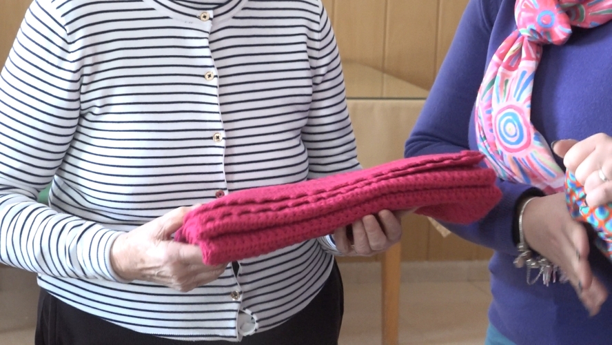 El Hogar del Pensionista de Rus entrega obsequios de ganchillo a las personas residentes del municipio