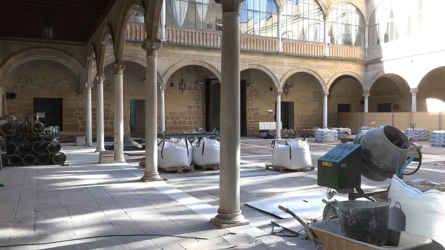 La alcaldesa de Ubeda supervisa las obras de restauracion del Hospital de Santiago que encaran su fase decisiva para junio 1.31.1
