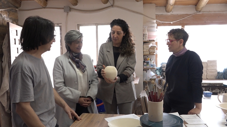 La delegada territorial de Empleo visita el taller de cerámica Pepa Moreno en los Días Europeos de la Artesanía