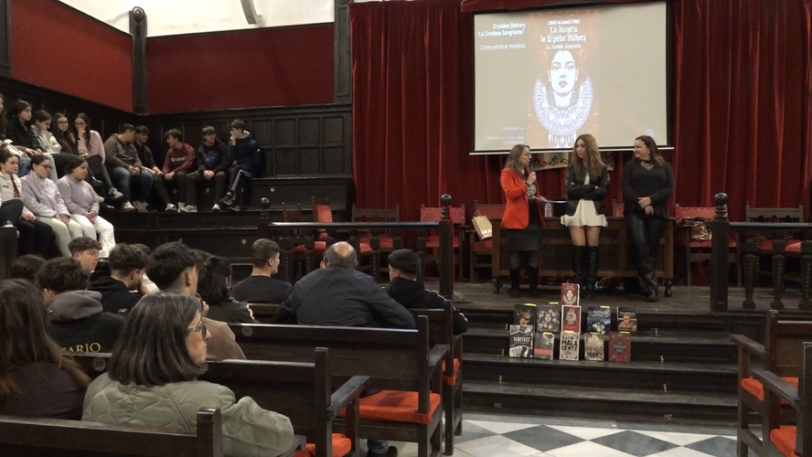 Laura Blázquez acerca la figura de Erzsébet Báthory al alumnado del IES Santísima Trinidad de Baeza