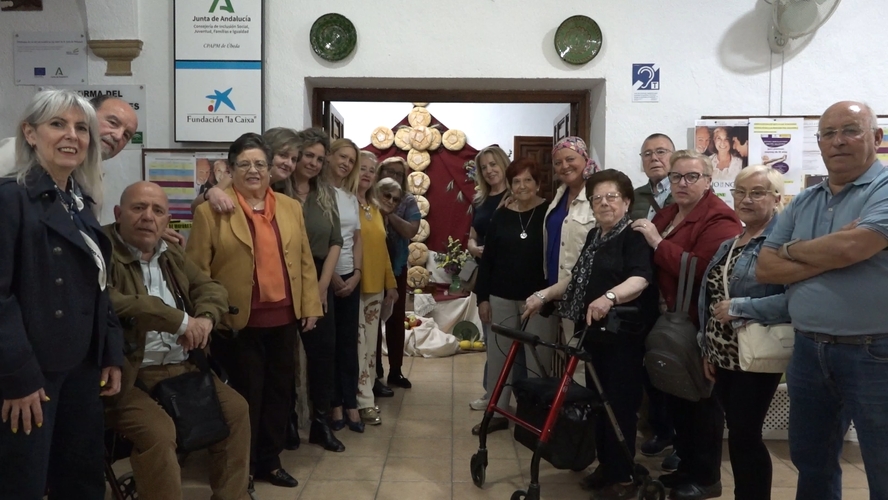 Ubeda rinde homenaje a sus tradiciones con una Cruz de Mayo artesanal en el Centro de Participacion Activa 1.49.1