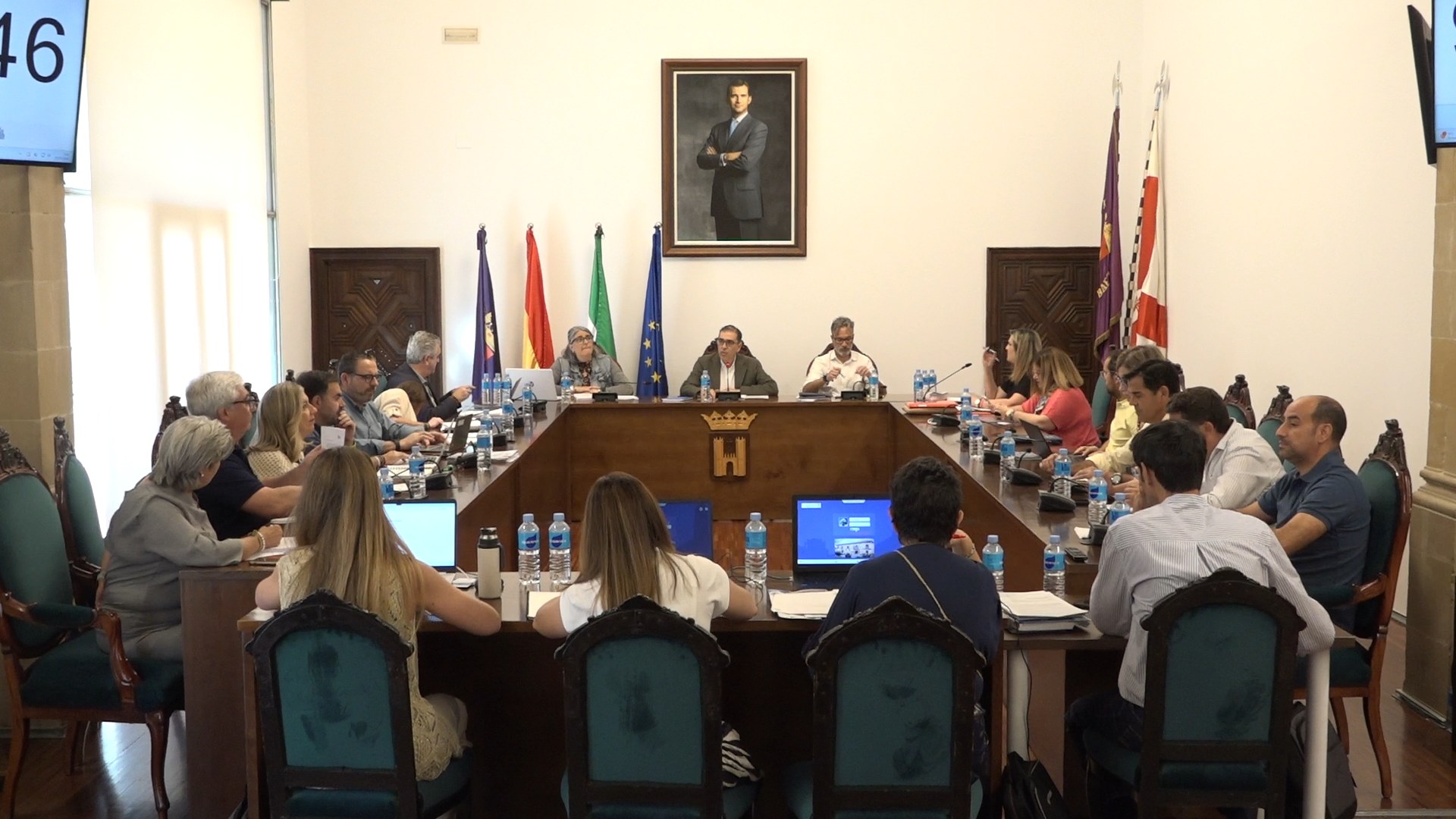 Baeza celebró un pleno ordinario con un extenso orden del día y más de 40 expedientes a debate