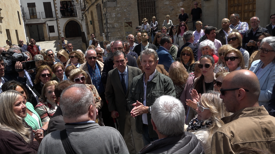 Feijoo realiza un paseo electoral por el casco historico de Baeza Medium