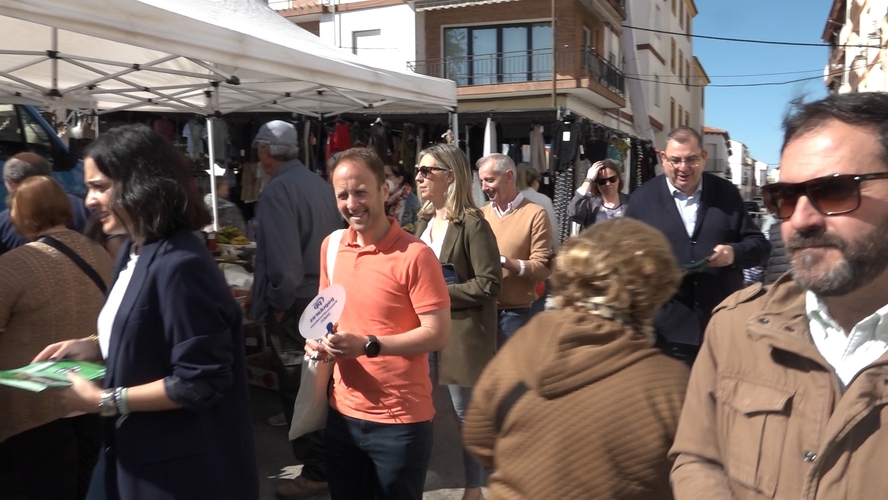 Paseo electoral del Partido Popular por el Mercadillo de Baeza