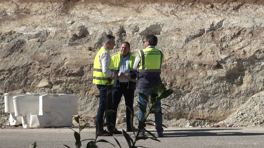 La Diputación de Jaén invierte 76.000 euros en la reparación urgente de la JA-4104 entre Ibros y Canena 2 obras carretera ibros 2