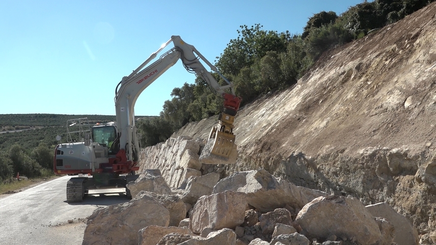 La Diputación de Jaén invierte 76.000 euros en la reparación urgente de la JA-4104 entre Ibros y Canena