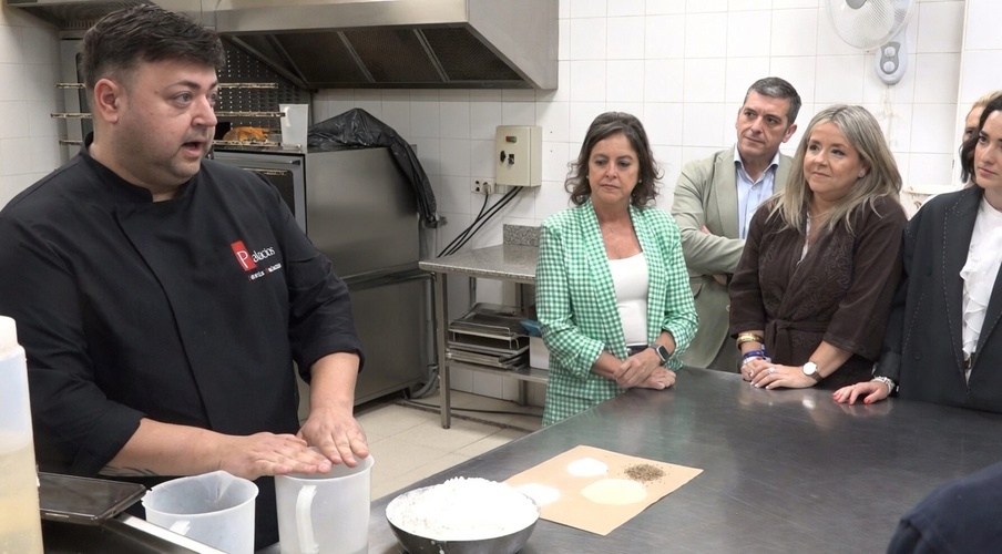 Nuevas Generaciones y representantes del PP participan en la elaboración del tradicional ochío en un obrador de Úbeda
