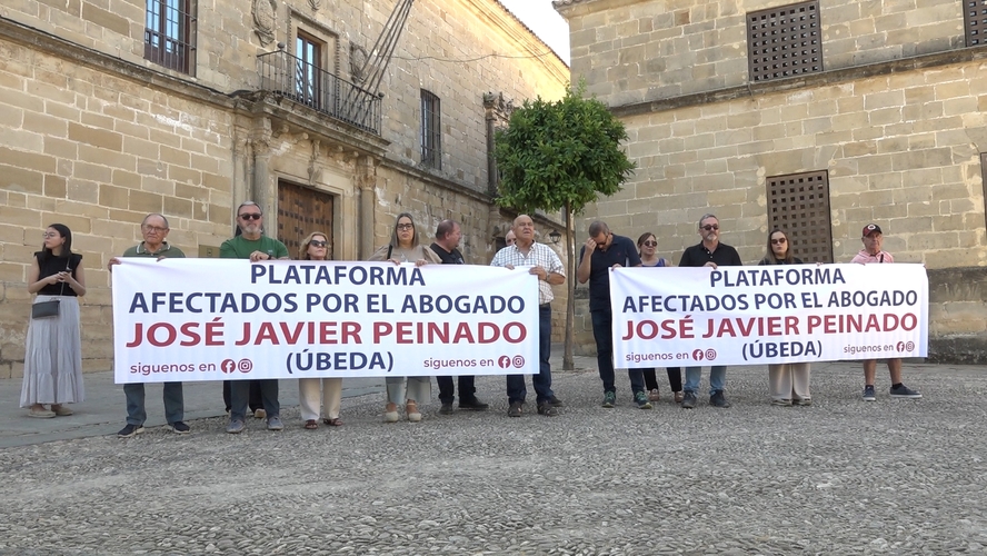 Mas de 40 familias se concentran en Ubeda contra la actuacion del abogado Jose Javier Peinado 1.83.1