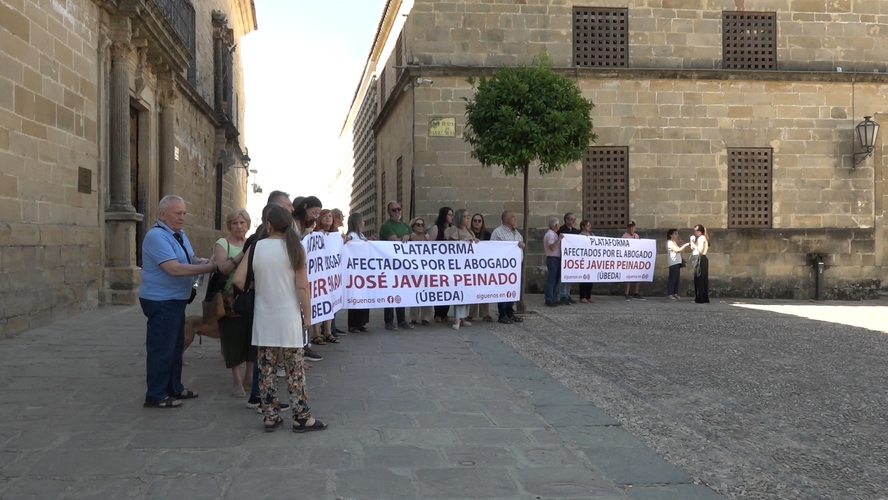 Más de 40 familias se concentran en Úbeda contra la actuación del abogado JJ Peinado 3 Mas de 40 familias se concentran en Ubeda contra la actuacion del abogado Jose Javier Peinado 1.89.1