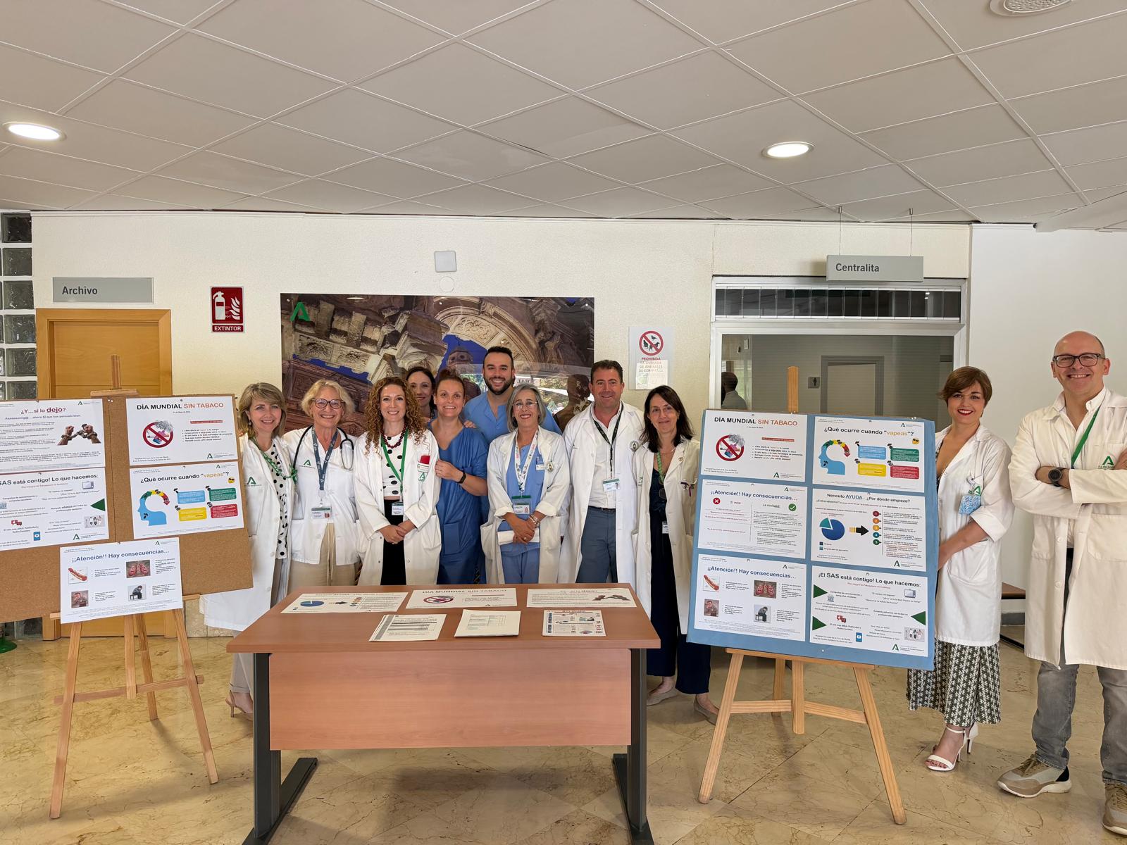 Mesa informativa y divulgacion de infografias en el Hospital San Juan de la Cruz por el Dia Mundial Sin Tabaco