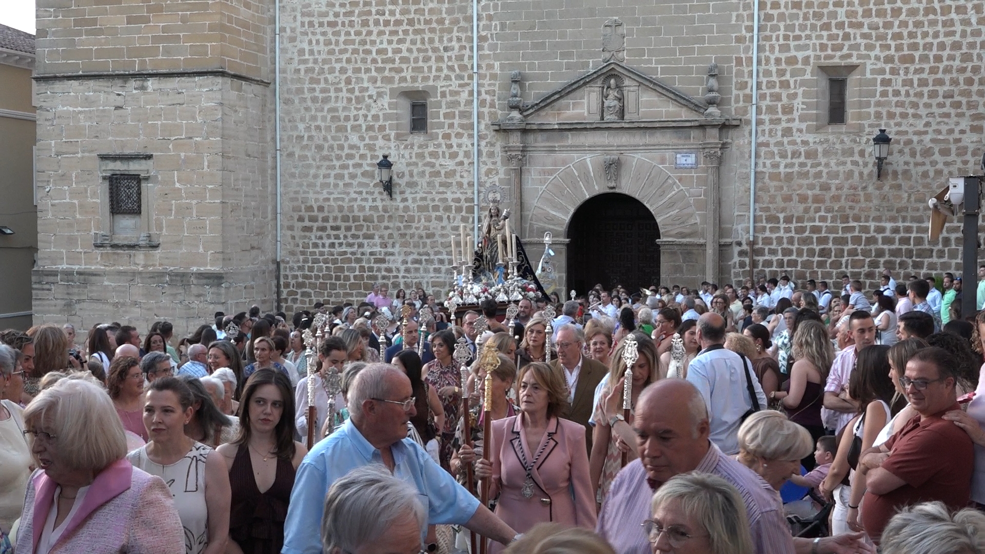 Multitud de vecinos arroparon a Santa María del Alcázar en su recorrido por la comarca de La Loma