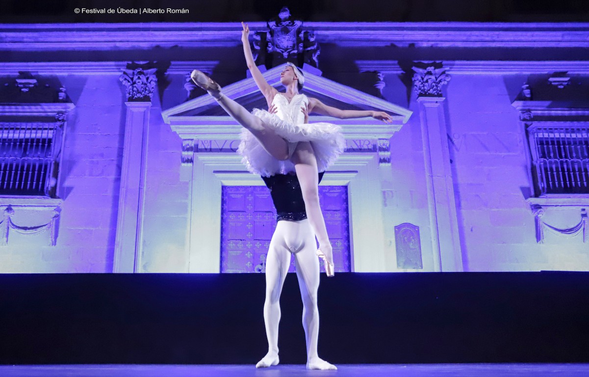 Solistas del Ballet de la Ópera de París en una de las plazas más bonitas de España