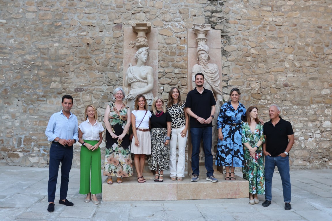 Ubeda acerca a pie de calle dos de las esculturas mas emblematicas del Palacio Vazquez de Molina Medium
