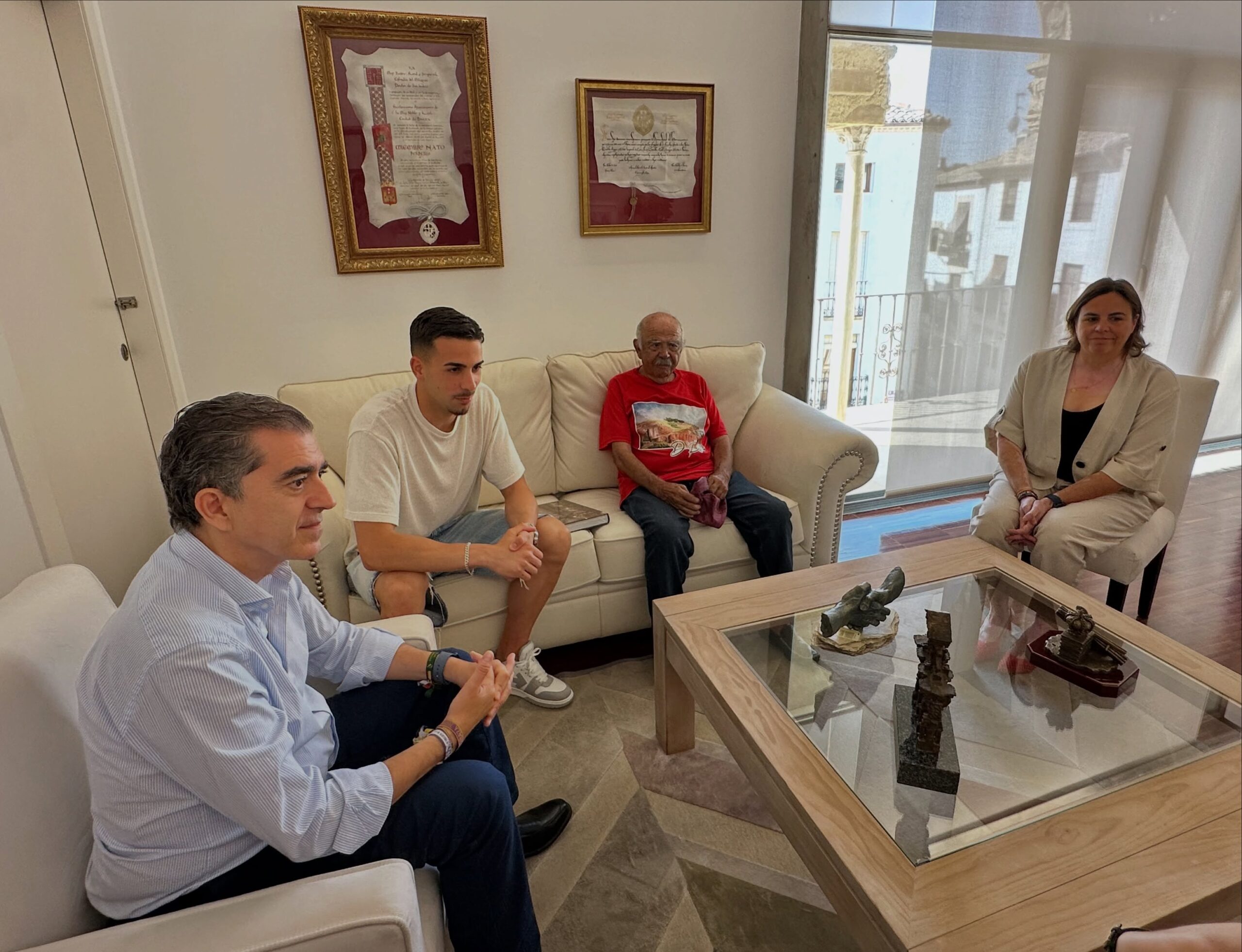 El alcalde de Baeza recibe al futbolista ruseño Juan Palomares