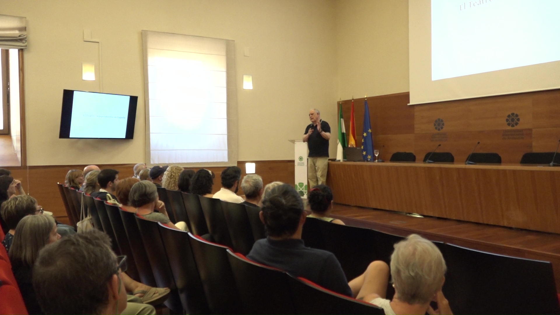 Cesar Oliva cofundador de la Escuela de Teatro de la UNIA imparte una conferencia sobre teatro independiente en Espana en la Sede Antonio Machado