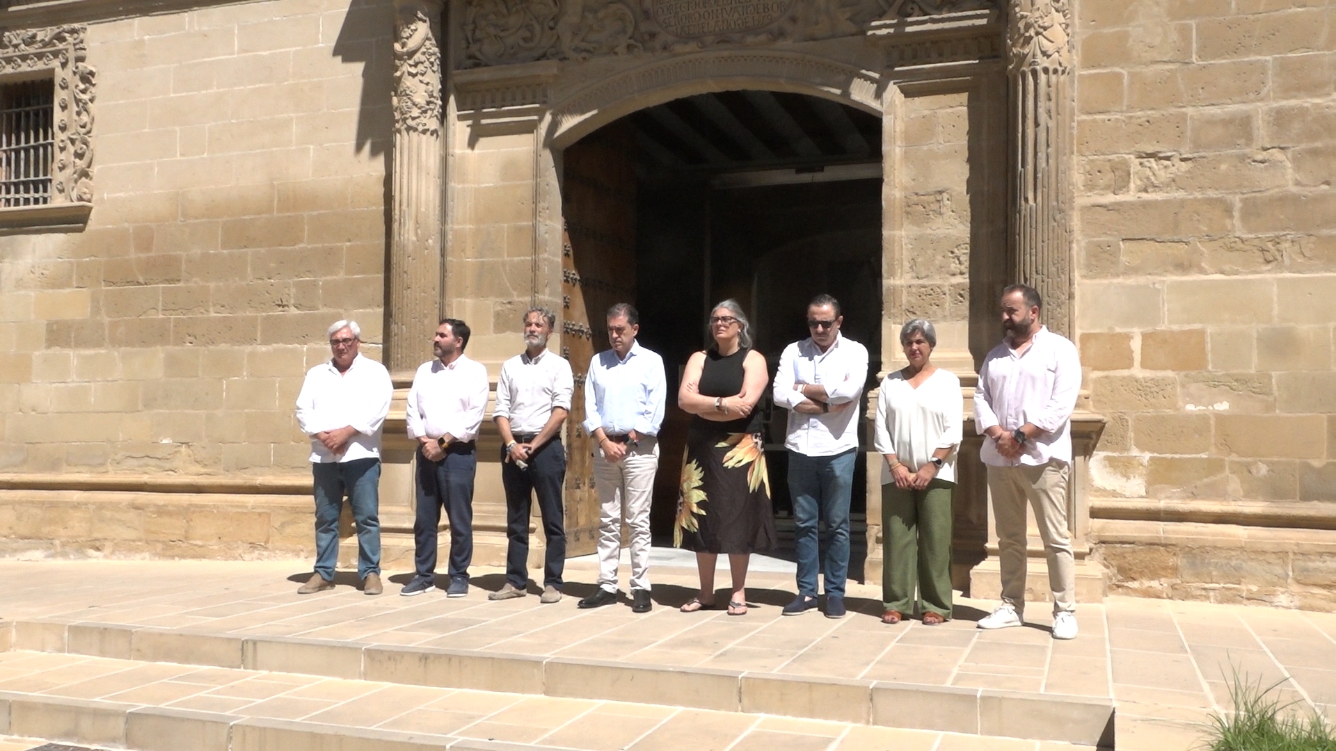 El Ayuntamiento de Baeza guarda un minuto de silencio en memoria de las victimas del incendio de Los Gallardos 1.3.1