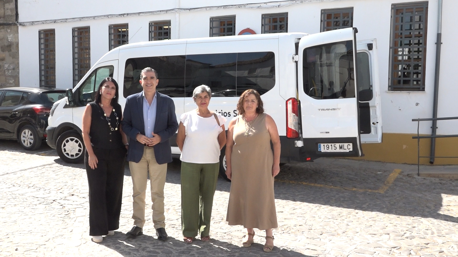 El Ayuntamiento de Baeza incorpora una nueva furgoneta adaptada para mejorar el transporte de usuarios de centros asistenciales 1.169.1