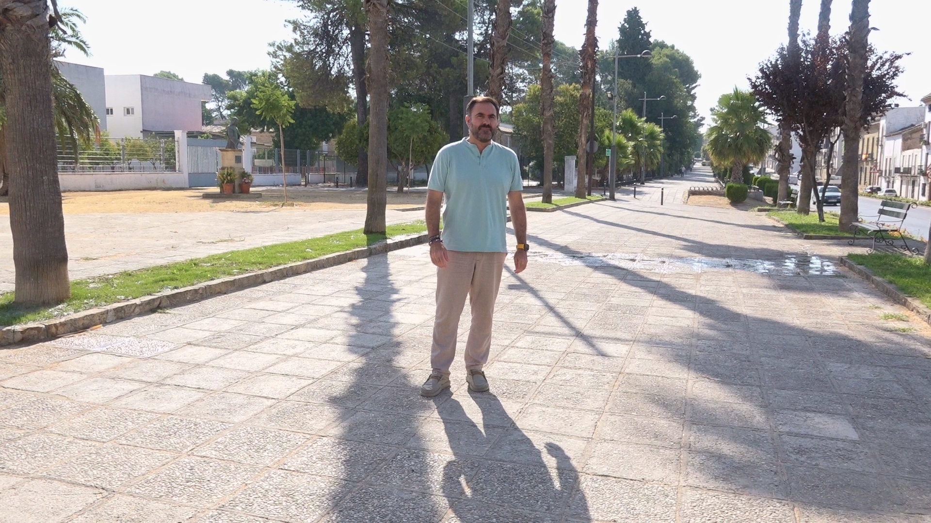 El Ayuntamiento de Baeza renueva las zonas verdes de la calle Jorge Manrique con un sistema de riego subterraneo de baja huella hidrica