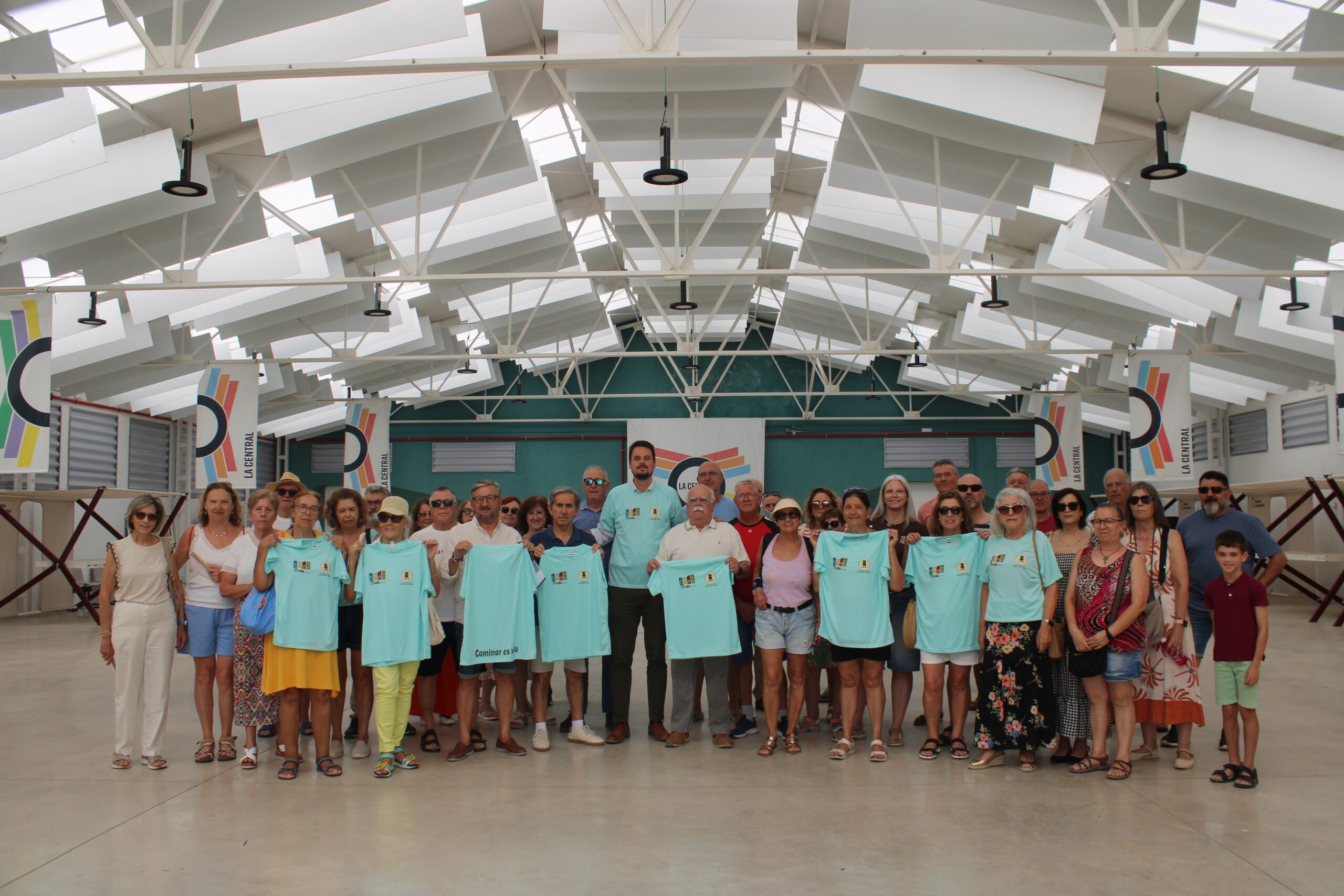 El Ayuntamiento de Ubeda entrega 150 camisetas al Club Deportivo Senderismo Ubeda para impulsar la promocion de la actividad deportiva scaled