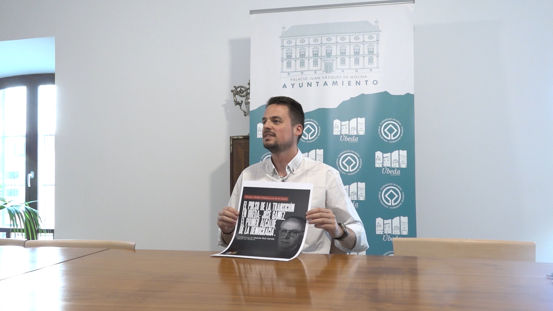 El Palacio Don Luis de la Cueva acoge una conferencia sobre el primer alcalde democratico de Ubeda 1.33.1