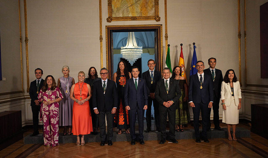 El mandato de Moreno a los nuevos consejeros Trabajemos de la mano de la sociedad andaluza
