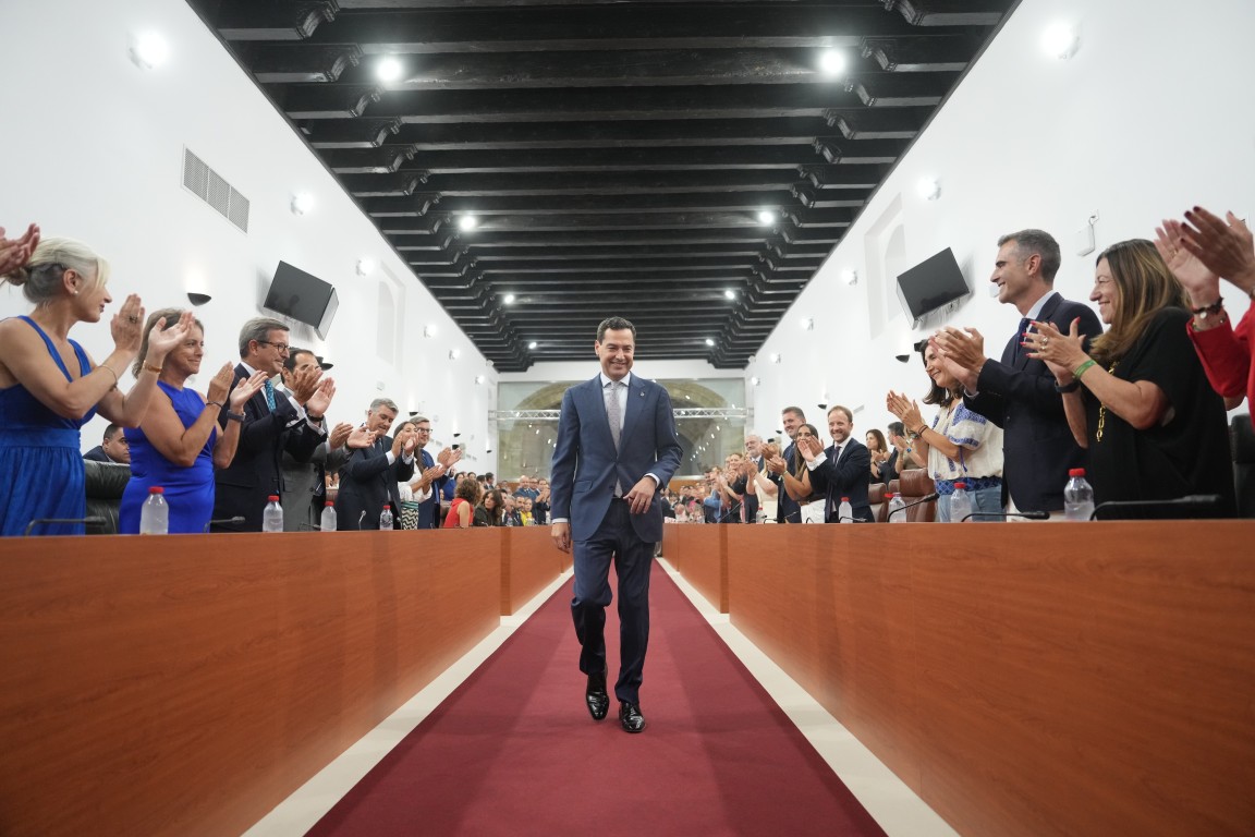 Juanma Moreno, investido presidente de la Junta por tercera vez: «Andalucía no tiene tiempo que perder»