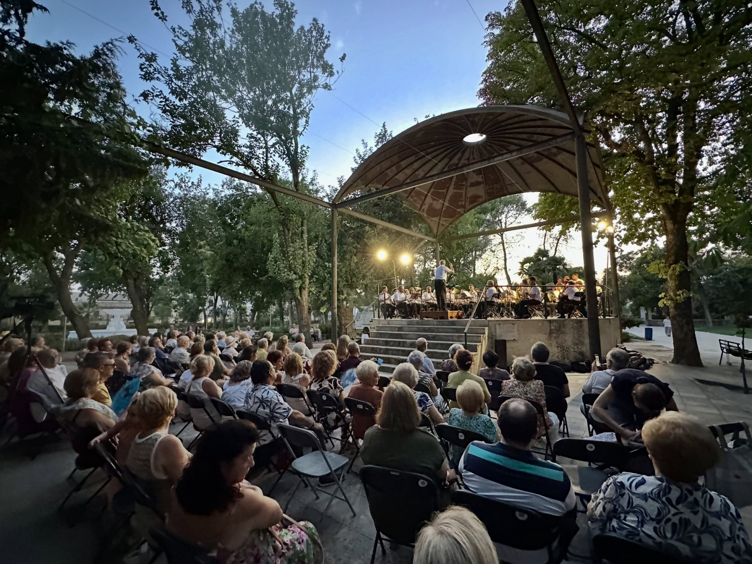 La Banda de Música de Baeza llena de pasodobles el pórtico de la Feria