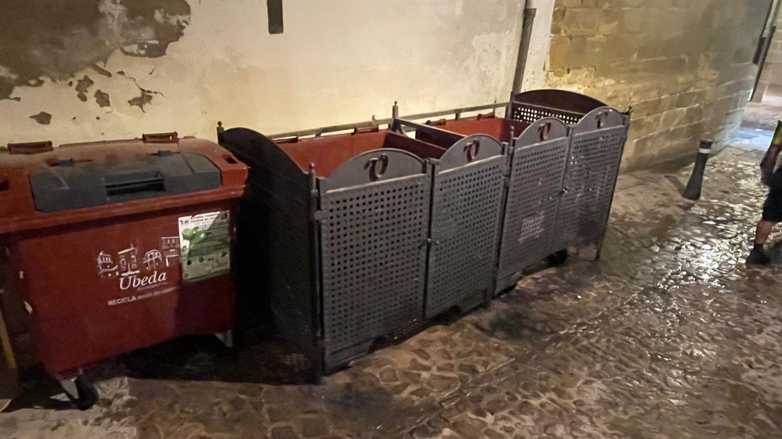 El Ayuntamiento de Ubeda ha iniciado esta semana el lavado intensivo de los mas de 500 contenedores de la ciudad y pedanias