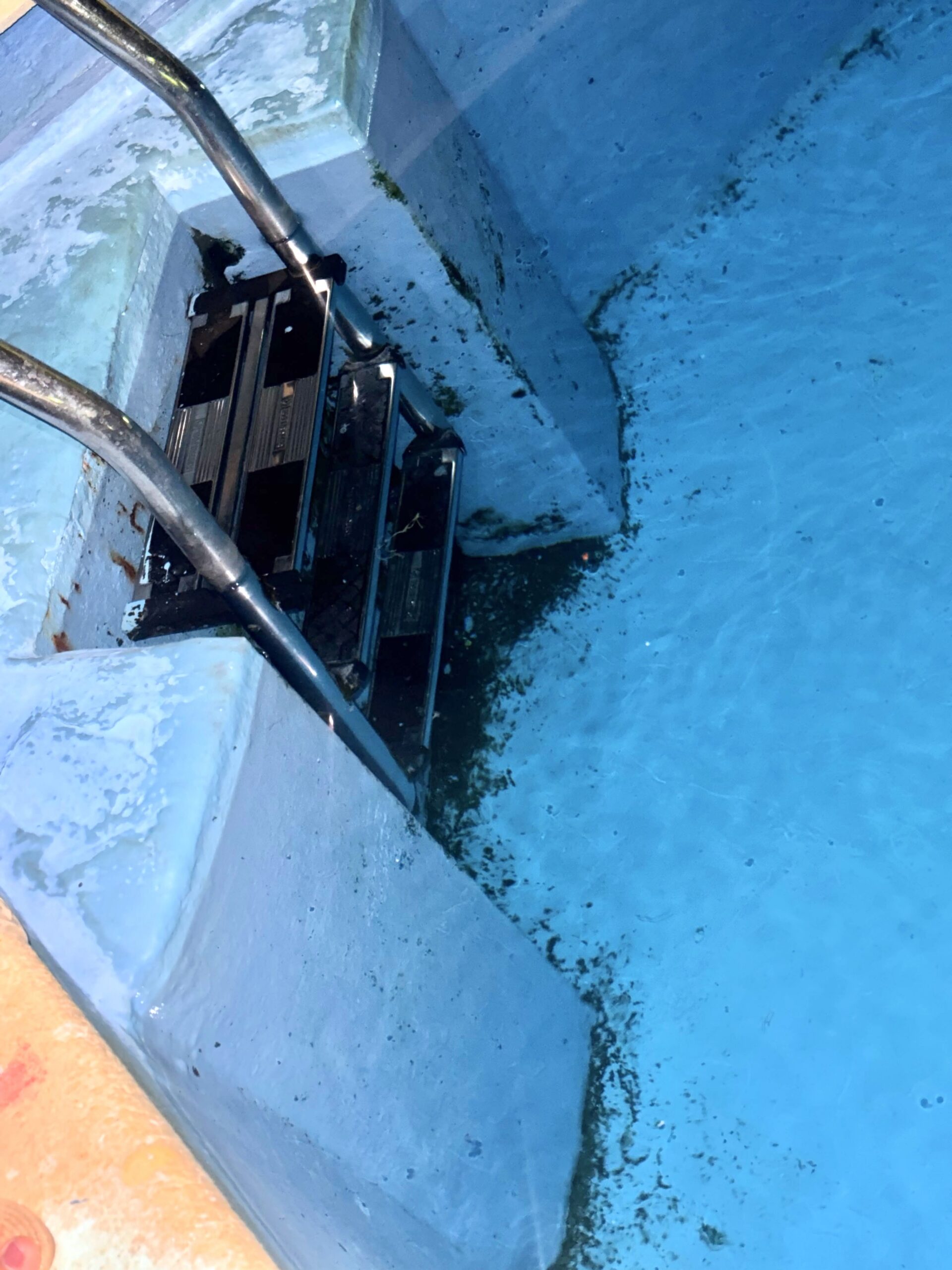 El PP de Begijar denuncia el estado de suciedad deterioro y falta de mantenimiento que presenta la piscina municipal scaled