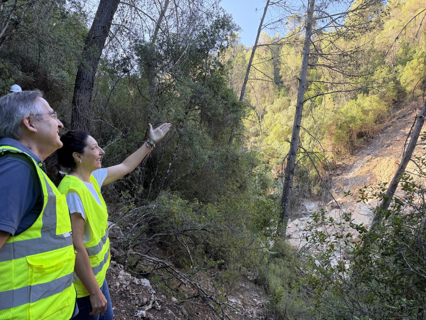 Trasladan en helicoptero las nuevas pasarelas del sendero del rio Borosa para avanzar en su reconstruccion 1
