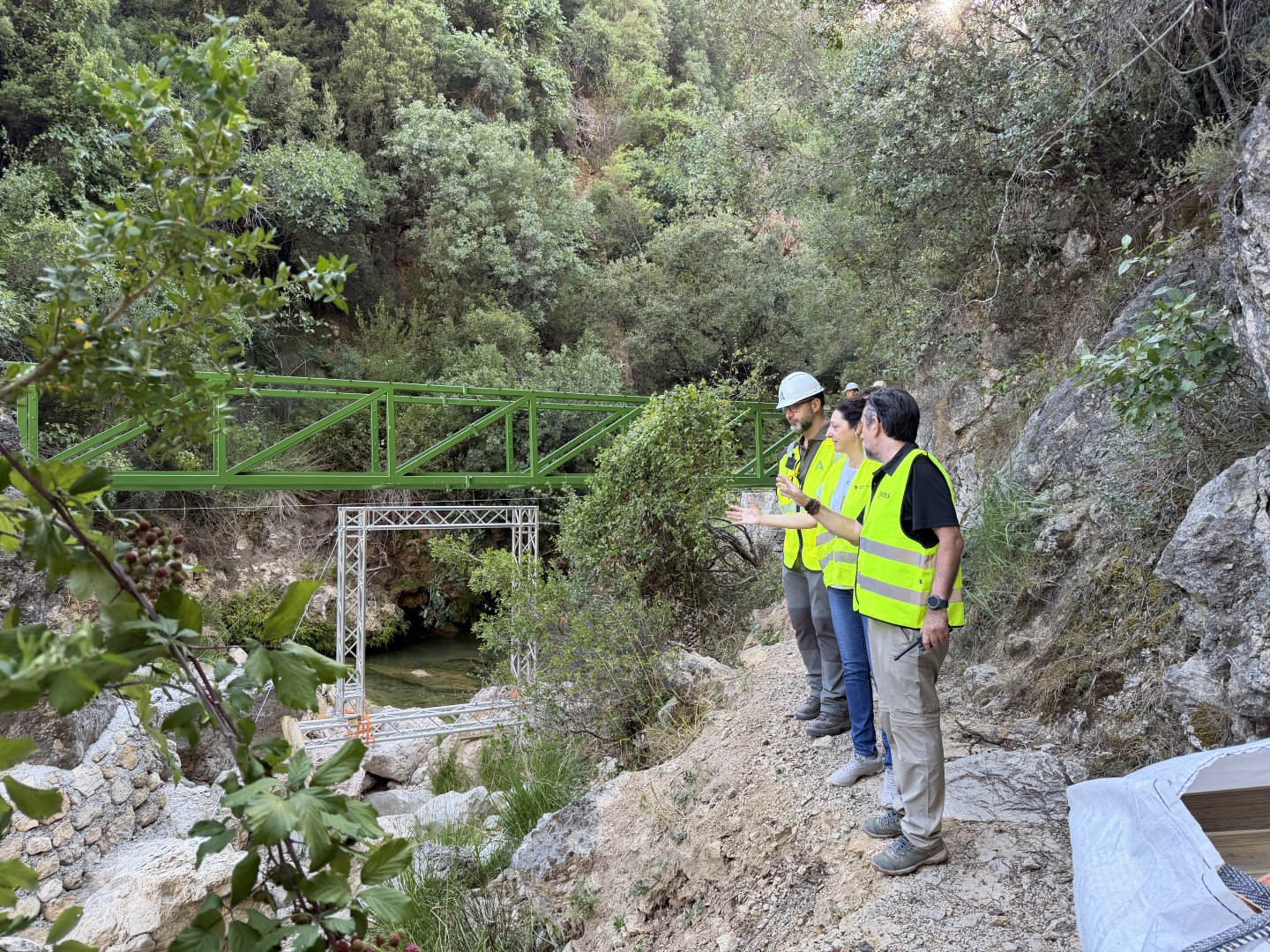 Trasladan en helicoptero las nuevas pasarelas del sendero del rio Borosa para avanzar en su reconstruccion 2