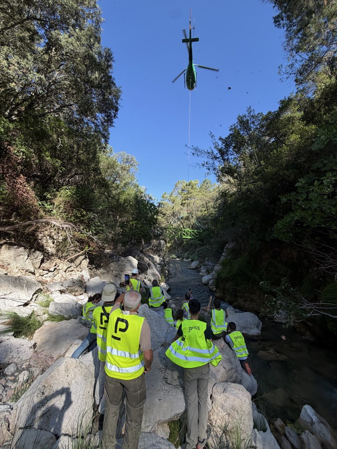 Trasladan en helicóptero las nuevas pasarelas del sendero del río Borosa para avanzar en su reconstrucción 3 Trasladan en helicoptero las nuevas pasarelas del sendero del rio Borosa para avanzar en su reconstruccion 3 rotated