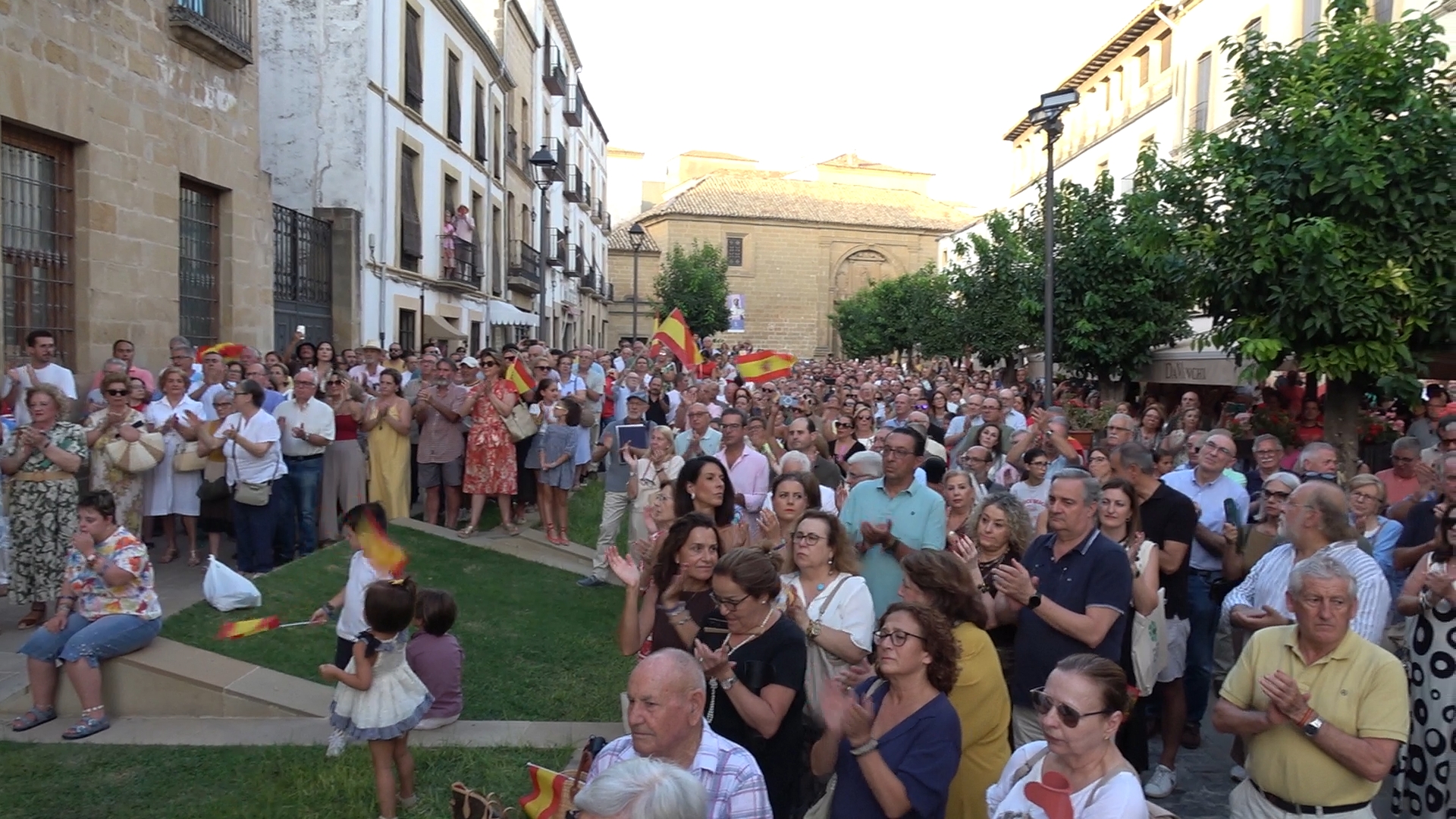 Cientos de baezanas y baezanos se concentran frente al consistorio en apoyo a Ceuta