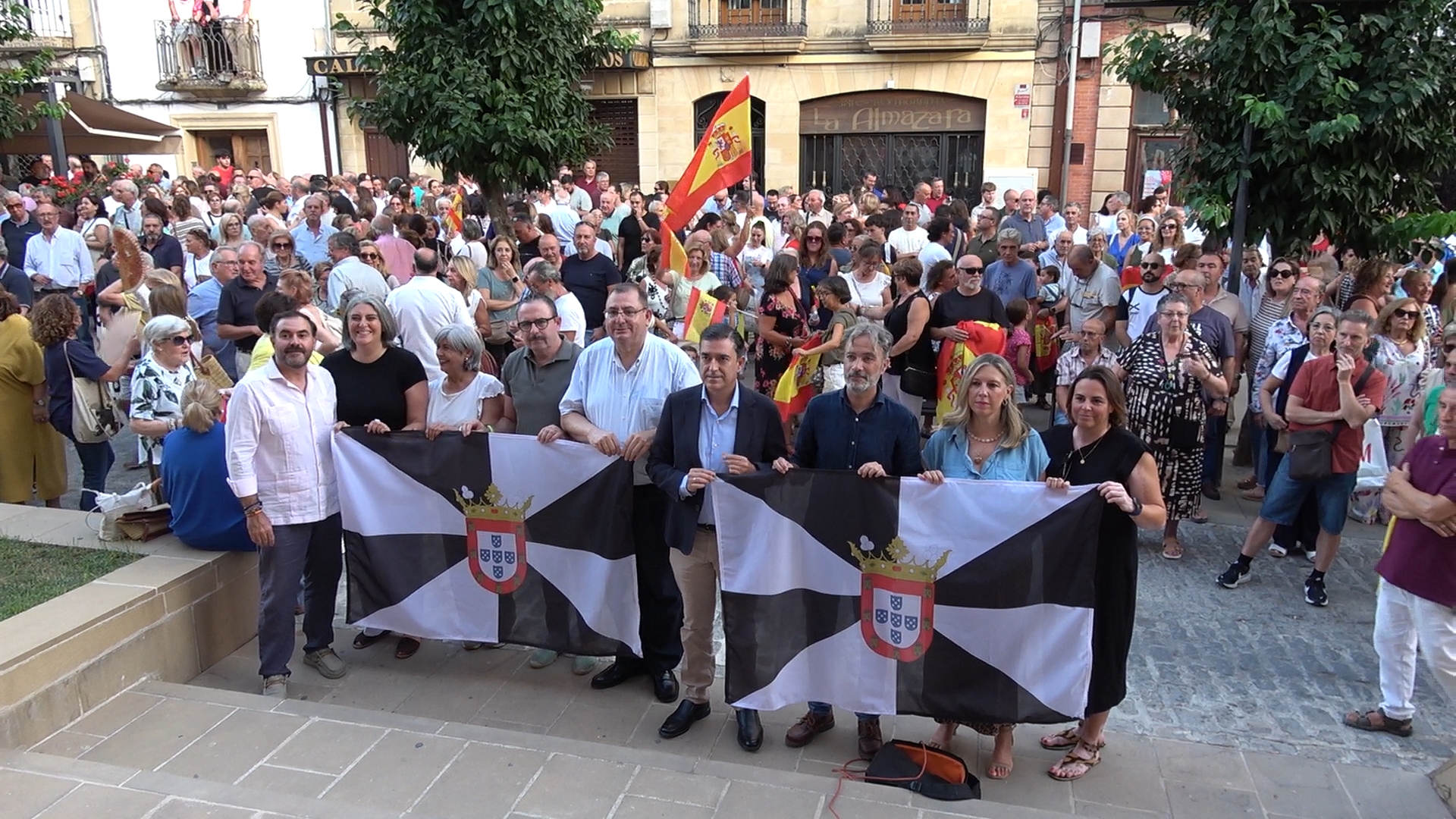 Cientos de baezanas y baezanos se concentran frente al consistorio en apoyo a Ceuta2