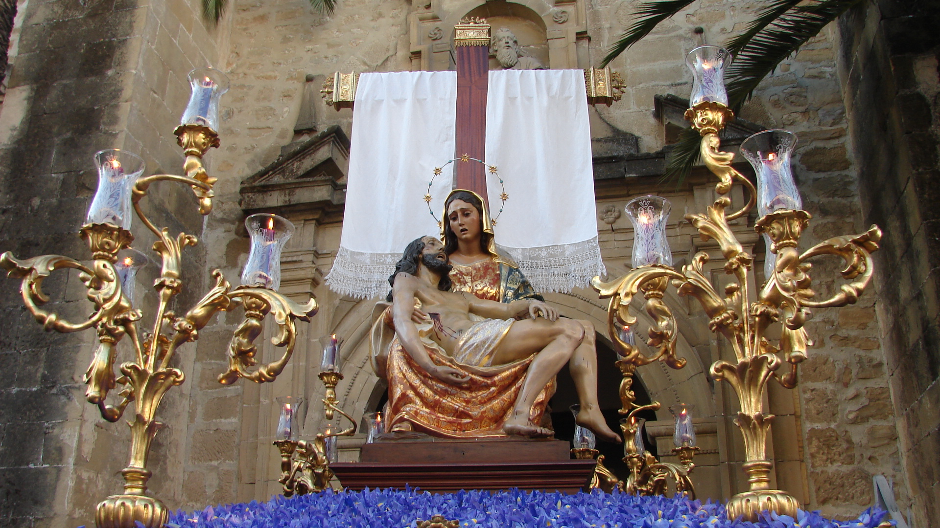 Columna y Lagrimas de Baeza y la Banda Nazareno de Rus pondran banda sonora al 475 aniversario de las Angustias