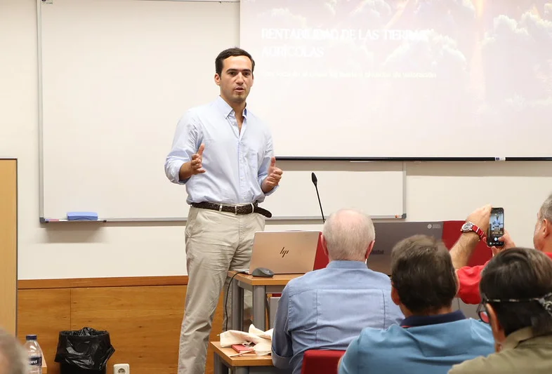 Joao Maria Seabra El agua representa el 70 de la produccion agricola y es lo que exige por encima de todo el capital internacional para comprar una finca